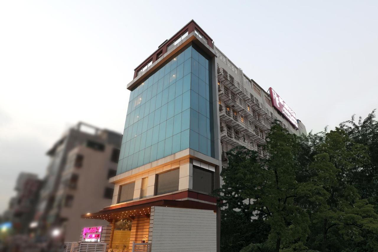 Regenta Central Noida, Sector 49 エクステリア 写真