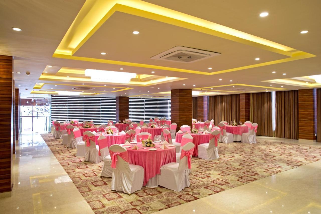Regenta Central Noida, Sector 49 エクステリア 写真