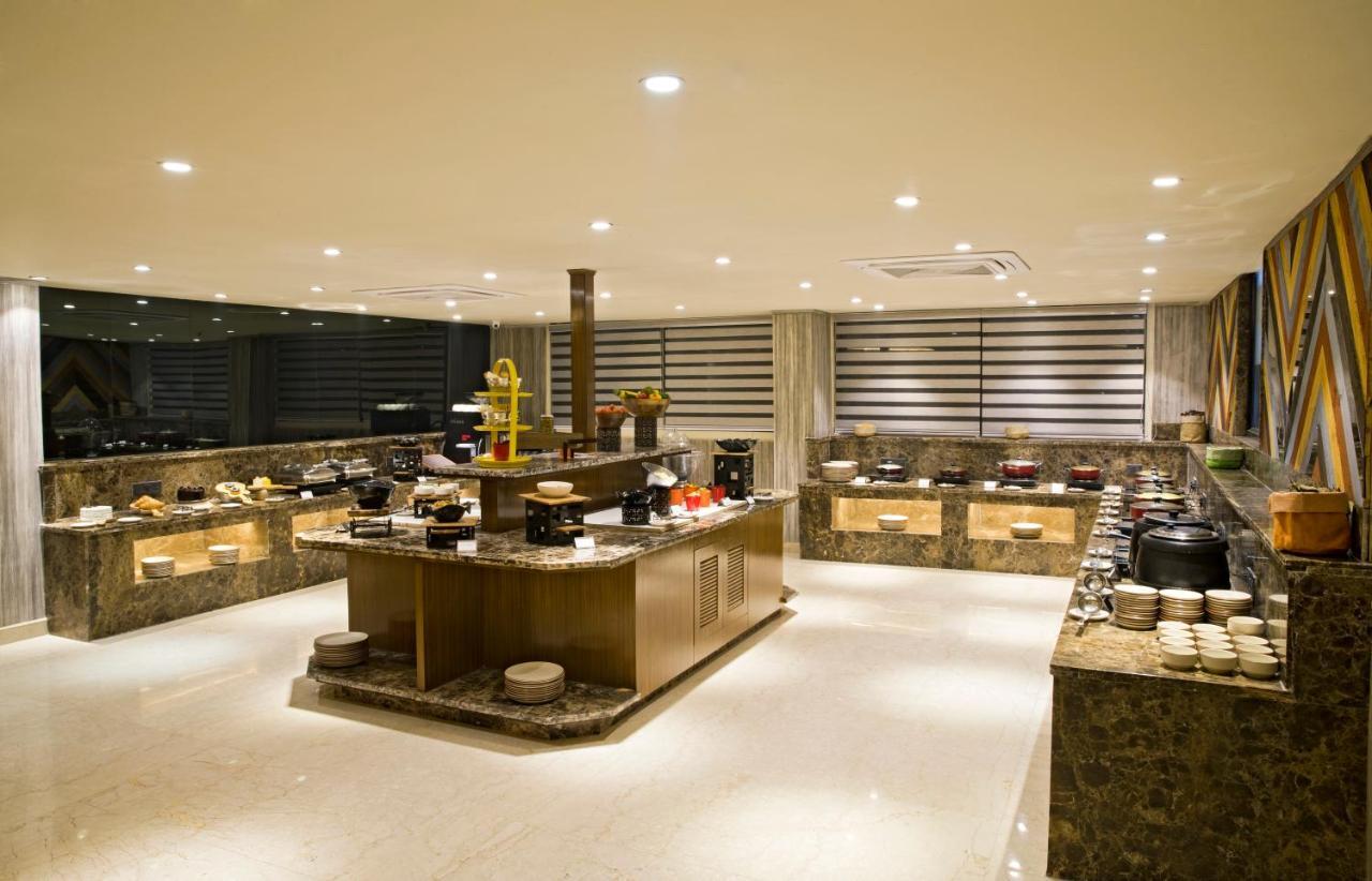 Regenta Central Noida, Sector 49 エクステリア 写真