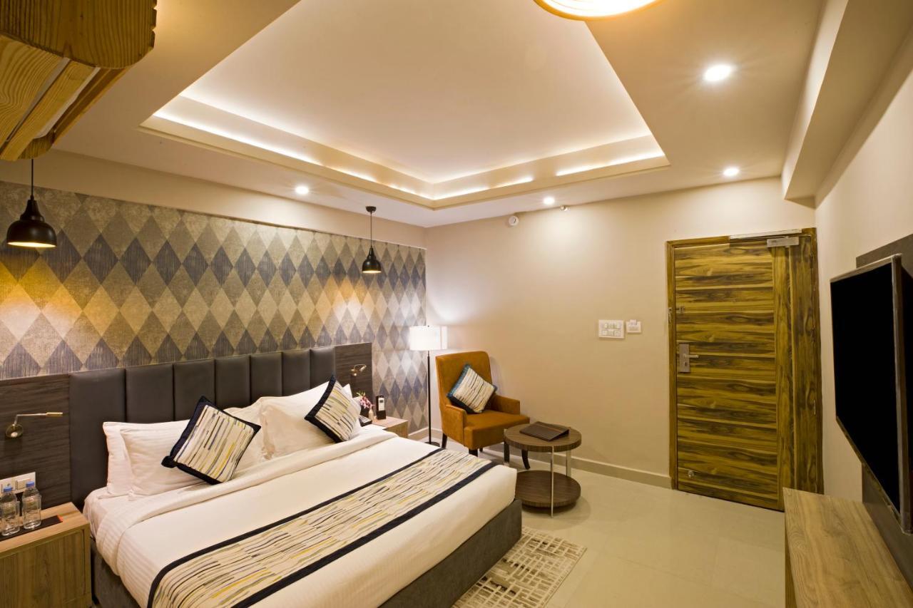 Regenta Central Noida, Sector 49 エクステリア 写真