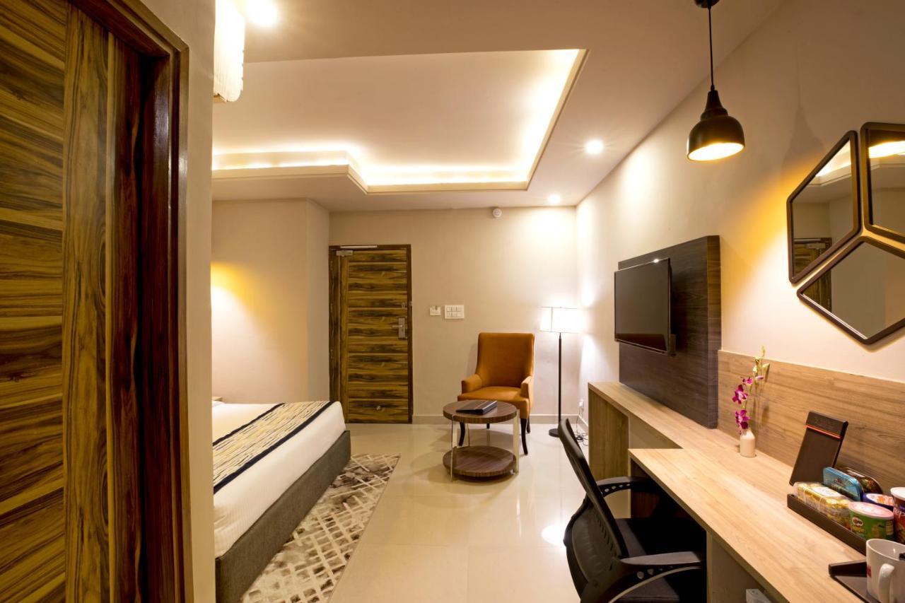 Regenta Central Noida, Sector 49 エクステリア 写真