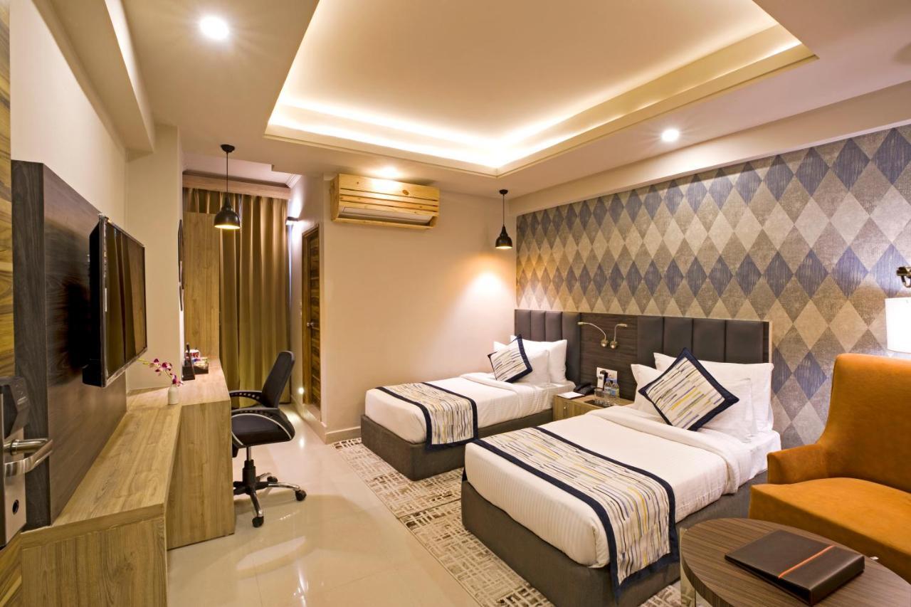 Regenta Central Noida, Sector 49 エクステリア 写真